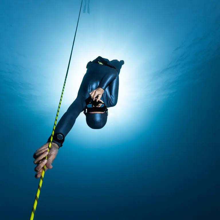 An advanced freediver descending on one breath in Boracay