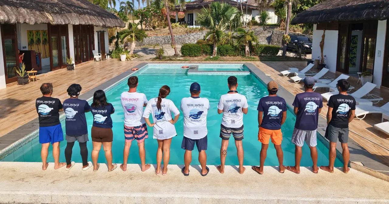 L'équipe New Wave Divers réunie près de la piscine à Boracay